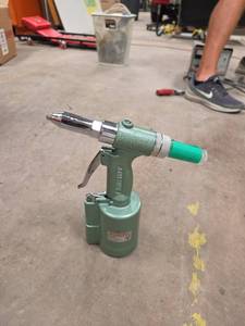 lot 7646 image: Pneumatic Air Sprayer