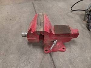 lot 7651 image: Red Bench Vise with Swivel Base
