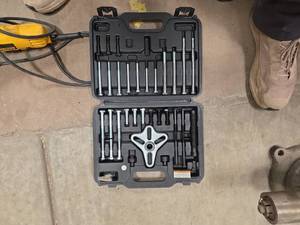 lot 7654 image: Pittsburgh Bolt-Type Puller Set with Slide Hammer