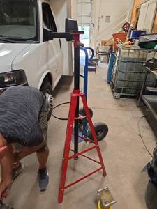 lot 7658 image: Torin 2 Ton Jack Stand Pair