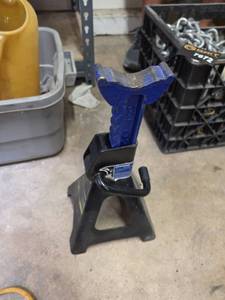 lot 7682 image: Kobalt Two 3-Ton Heavy-Duty Jack Stands