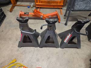lot 7683 image: Set of 3 Jack Stands with Locking Pins