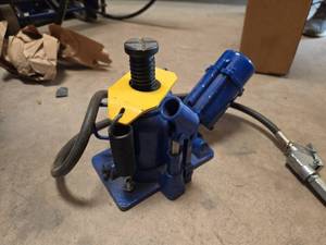 lot 7686 image: Astro 20 Ton Bottle Jack w Air Pump