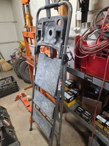 lot 7689 image: Werner S313P-2 250 lbs Step Stool 27 Reach