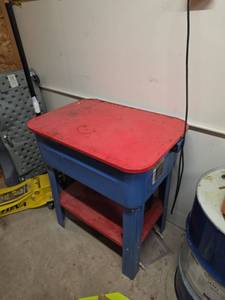 lot 7693 image: Central Machinery Parts Washer with Pump 5.25 GPM