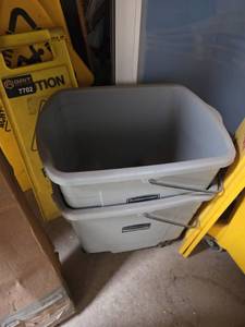 lot 7705 image: Rubbermaid White Rectangular Buckets with Handles