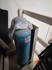 lot 7708 image: Blue Compressed Gas Cylinder w Regulator & Protective Wrap
