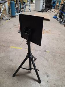 lot 7737 image: Portable Tripod Display Stand w Adjustable Mount