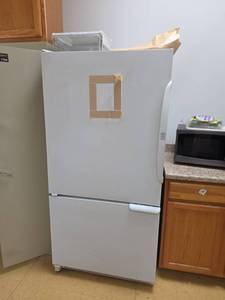 lot 7766 image: Amana Bottom-Freezer Refrigerator 24.6 Cu Ft