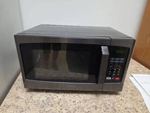lot 7767 image: Toshiba EM25A5A-BS Microwave Oven 1350W