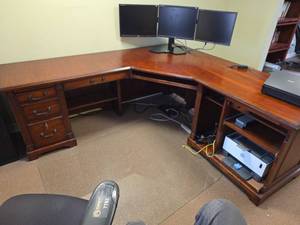 lot 7784 image: L-Shaped Executive Desk with Drawers and Storage