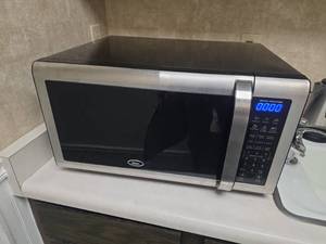 lot 7822 image: Oster 1100 Watts Sensor Advantage Microwave Oven