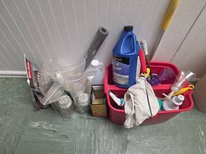 lot 7823 image: Cleaning Supplies Lot w Tub Cleaner, Towels & Tools