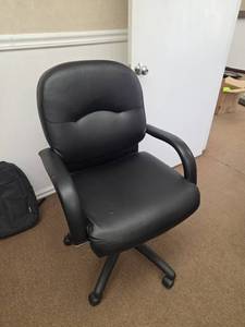 lot 7824 image: Black Leather Office Chair with Arms