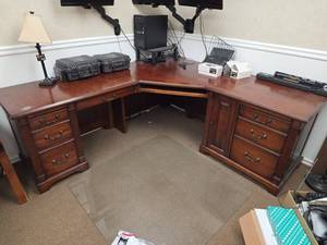 lot 7850 image: L-Shaped Executive Desk with Drawers and Cabinet