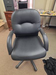 lot 7863 image: Black Leather Office Chair with Arms
