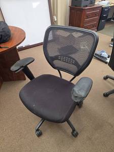 lot 7879 image: Black Mesh Office Chair with Armrests