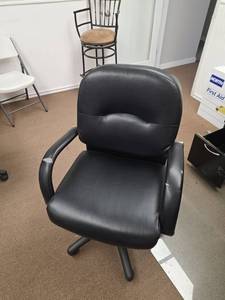 lot 7882 image: Black Leather Office Chair with Arms