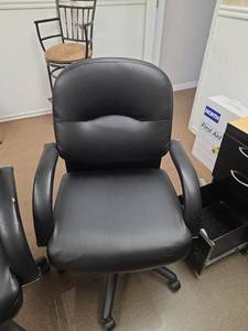 lot 7883 image: Black Leather Office Chair with Armrests