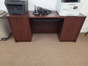 lot 7890 image: Mahogany Executive Desk w Drawers & Keyboard Tray