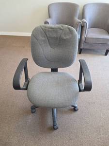 lot 7923 image: Gray Office Task Chair with Casters