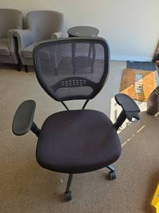 lot 7924 image: Black Mesh Office Chair with Armrests and Casters
