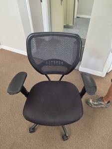 lot 7927 image: Black Mesh Office Chair with Padded Seat