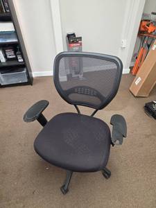 lot 7928 image: Black Mesh Office Chair with Armrests
