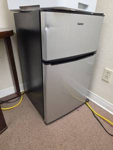 lot 7934 image: Galanz Compact Refrigerator Freezer