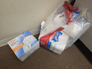 lot 7947 image: Hefty Tall Kitchen Trash Bags & Scoops Paper Products
