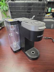 lot 7954 image: Keurig Single-Serve Coffee Maker w Water Reservoir