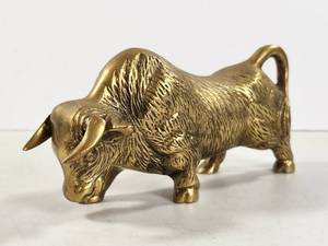 lot 107 image: Vintage Solid Brass Charging Bull Sculpture 6.5 Detailed