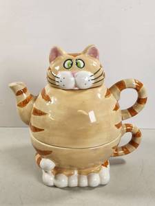 lot 125 image: Cat Teapot Matching Cup Stackable Set