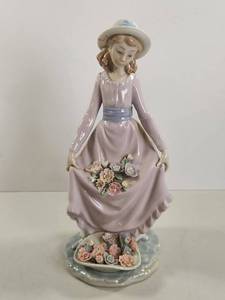 lot 137 image: Lladro Porcelain Figurine Woman with Hat and Flowers