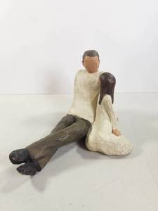 lot 139 image: Willow Tree Father and Daughter Figurine
