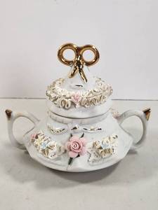 lot 142 image: Capodimonte Decorative Porcelain Vessel with Floral Garland