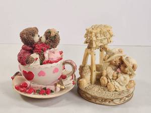 lot 150 image: Pair of Decorative Figurines Teddy Bears Teacup and Well Scene