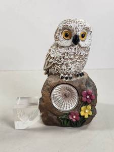 lot 158 image: Owl Solar Garden Light and Owl Etched Cube