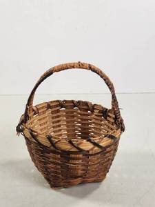 lot 160 image: Woven Basket with Handle Miniature 3 Tall