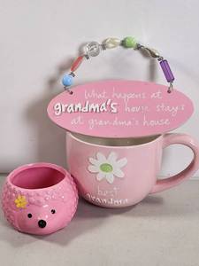 lot 189 image: Best Grandma Lot Mug Planter 3-Piece Pink