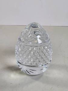 lot 225 image: Clear Crystal Egg-Shaped Decorative Figurine with Quilted Pattern