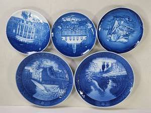 lot 247 image: Royal Copenhagen Christmas Plates 1976 Blue and White Porcelain Lot 8