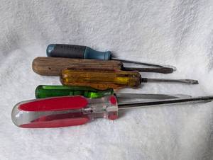 lot 1518 image: Lot of 5 Screwdrivers and Chisels Mixed Handles