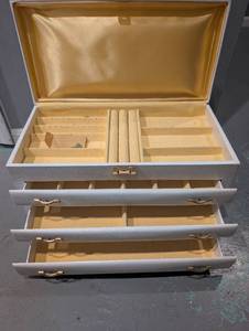 lot 3001 image: Vintage Lady Buxton White Multi-Drawer Jewelry Box with Gold-Tone Hardware - Key Included
