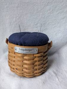 lot 3002 image: Mini Longaberger 2003 Hostess Appreciation Basket with Pin Cushion