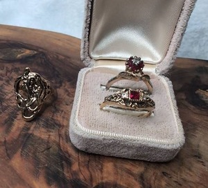 lot 3103 image: Red Stone Rings  Lady Bust Band - 3 ct