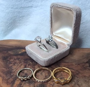 lot 3104 image: Costume Jewelry 2 ct Silver Tone  3 ct Gold Tone Stacking Rings&nbsp