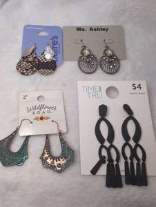 lot 3301 image: Fashion Jewelry Earrings Lot 4 Pairs - new