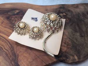 lot 3500 image: 3-Piece Jewelry Set Earrings Brooch Pearl Center Ornate Metal