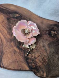 lot 3501 image: Flower Brooch Pin Pink Opalescent Petals Metal Stem
